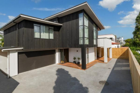 Luxury Escape in CBD - 10 Minute Drive To The Beach